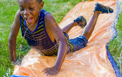 Un enfant heureux en jouant