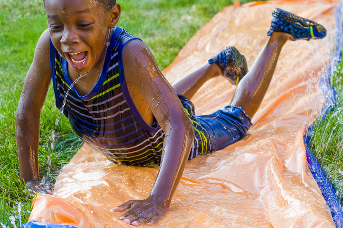 Un enfant heureux en jouant