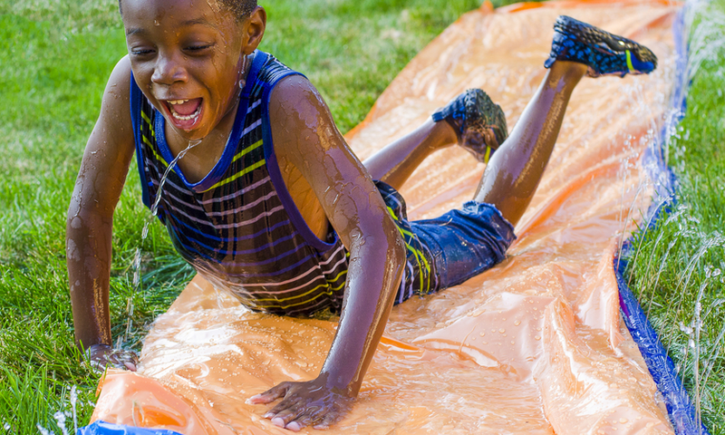 Un enfant heureux en jouant