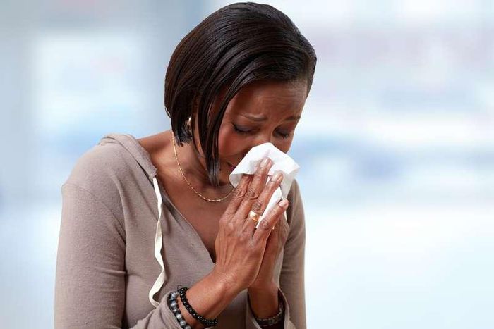 Une personne éternuant