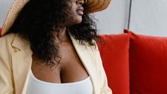 Poitrine d'une jeune femme africaine