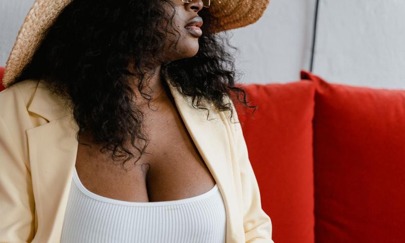 Poitrine d'une jeune femme africaine