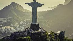 Le Christ Rédempteur se tient à 710 mètres au-dessus de Rio de Janeiro, sur la colline du Corcovado.