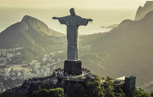 Le Christ Rédempteur se tient à 710 mètres au-dessus de Rio de Janeiro, sur la colline du Corcovado.