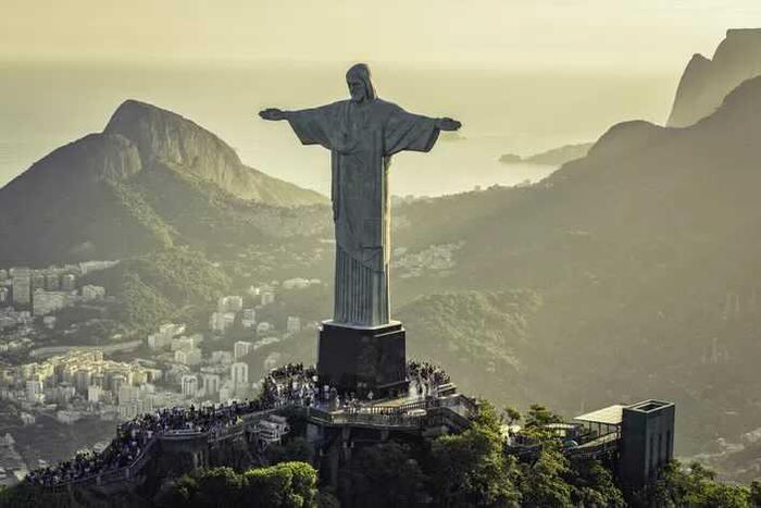 Le Christ Rédempteur se tient à 710 mètres au-dessus de Rio de Janeiro, sur la colline du Corcovado.