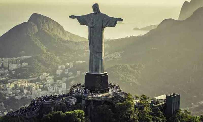Le Christ Rédempteur se tient à 710 mètres au-dessus de Rio de Janeiro, sur la colline du Corcovado.