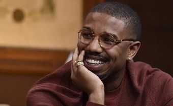 Célèbre acteur, Michael B. Jordan a un sourire aguicheur, des yeux brun foncé et un physique attrayant fait craquer ses fans à chaque apparition. Le « magazine people » l’a élu homme le plus sexy de l’année en 2020.