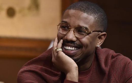 Célèbre acteur, Michael B. Jordan a un sourire aguicheur, des yeux brun foncé et un physique attrayant fait craquer ses fans à chaque apparition. Le « magazine people » l’a élu homme le plus sexy de l’année en 2020.