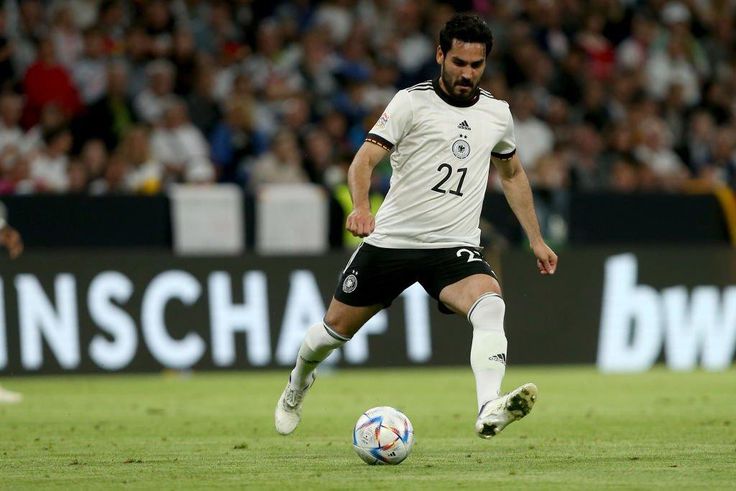 Pour leur match face à l'Angleterre, lkay Guendogan et le reste de la sélection allemande arborait un maillot dépourvu des traditionnelles 4 étoiles de champion du monde puisqu'il s'agissait du maillot de l'équipe féminine avec ses deux étoiles.