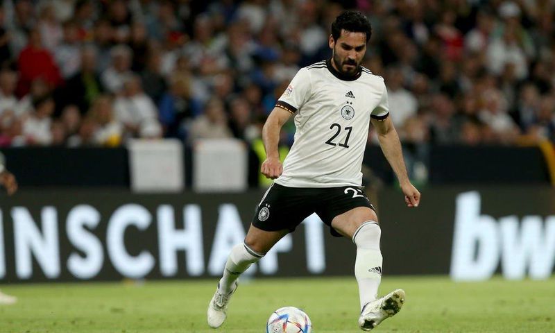 Pour leur match face à l'Angleterre, lkay Guendogan et le reste de la sélection allemande arborait un maillot dépourvu des traditionnelles 4 étoiles de champion du monde puisqu'il s'agissait du maillot de l'équipe féminine avec ses deux étoiles.