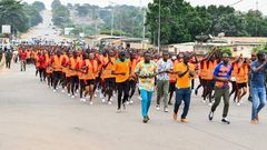 Des jeunes participants à une randonnée pédestre