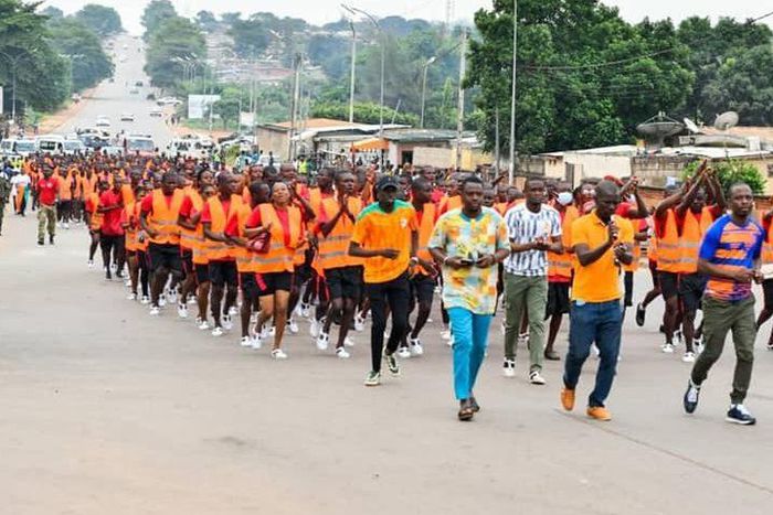 Des jeunes participants à une randonnée pédestre