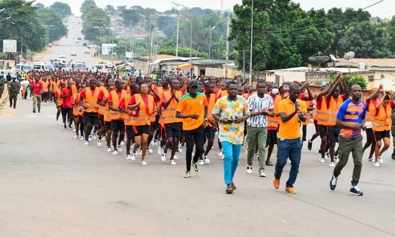 Des jeunes participants à une randonnée pédestre