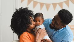 Un couple avec son bébé