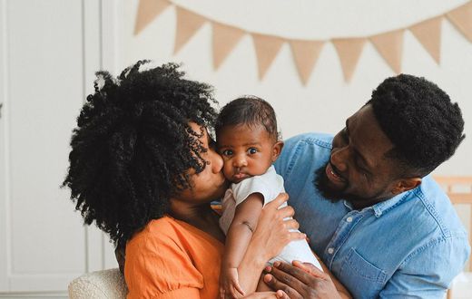 Un couple avec son bébé