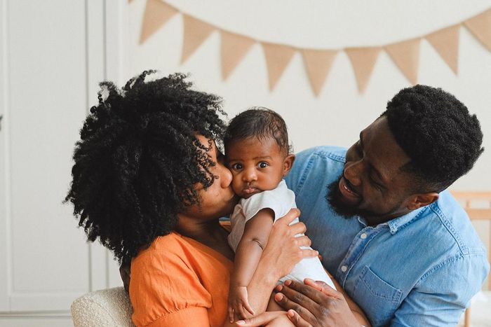 Un couple avec son bébé