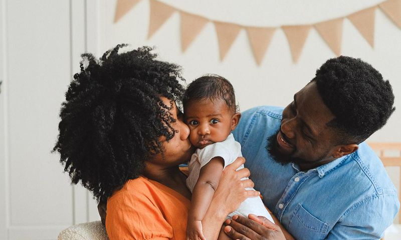 Un couple avec son bébé