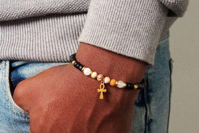 Bracelet avec un pendentif croix ankh