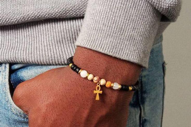 Bracelet avec un pendentif croix ankh
