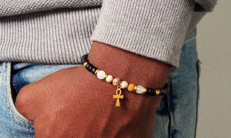Bracelet avec un pendentif croix ankh