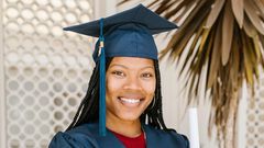 Une étudiante reçoit son diplôme / rodnae-productions