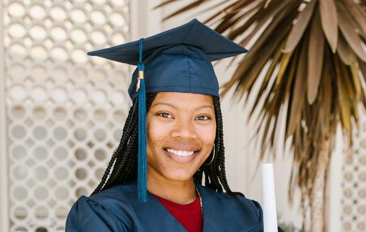 Une étudiante reçoit son diplôme / rodnae-productions