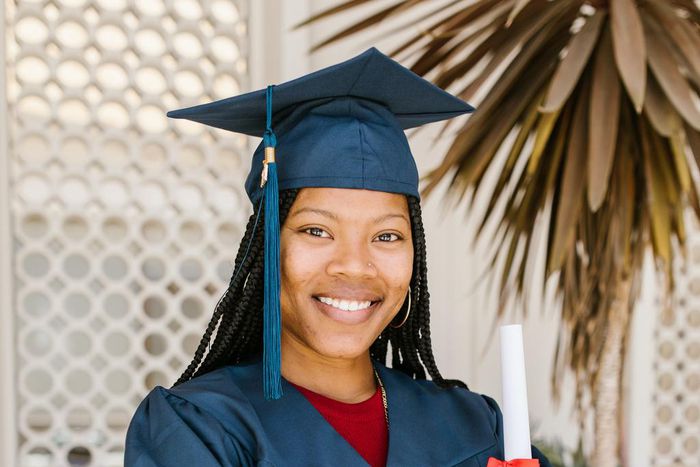 Une étudiante reçoit son diplôme / rodnae-productions