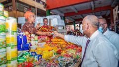 Le Premier Ministre Patrick Achi, en visite dans un marché