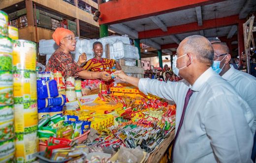 Le Premier Ministre Patrick Achi, en visite dans un marché
