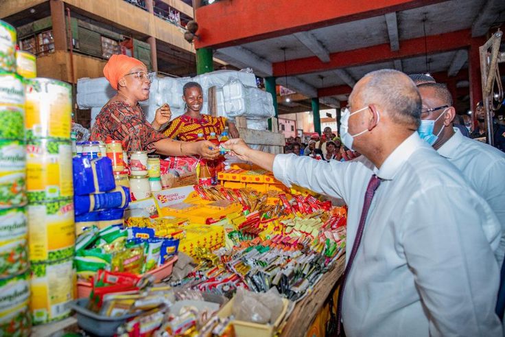 Le Premier Ministre Patrick Achi, en visite dans un marché