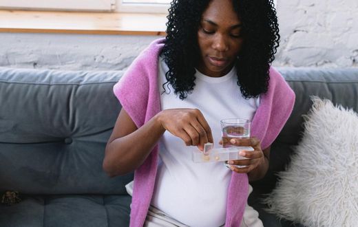 Femme enceinte qui prend un médicament