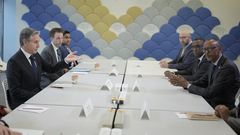 Le secrétaire d'État américain Antony Blinken avec le président rwandais Paul Kagame lors du Forum économique mondial à Davos, en Suisse, le 16 janvier 2024