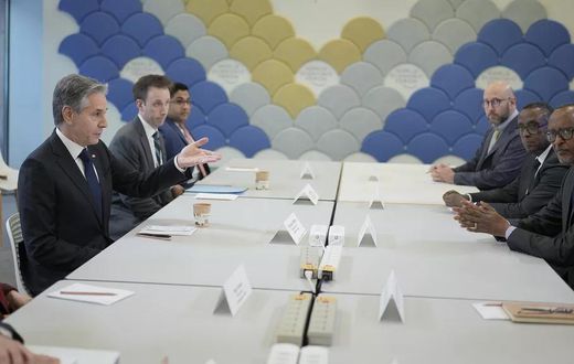 Le secrétaire d'État américain Antony Blinken avec le président rwandais Paul Kagame lors du Forum économique mondial à Davos, en Suisse, le 16 janvier 2024
