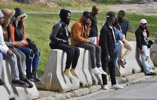 Des ressortissants ivoiriens patientent devant l'ambassade de Côte d'Ivoire à Tunis, le 24 février 2023