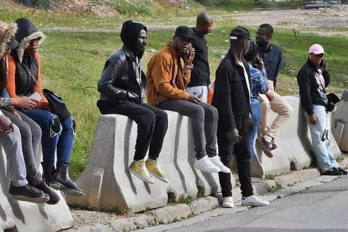 Des ressortissants ivoiriens patientent devant l'ambassade de Côte d'Ivoire à Tunis, le 24 février 2023