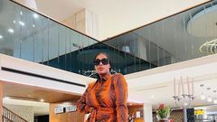 Emmanuelle Keita dans un ensemble Mujah Fustec Paris