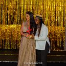 Nesmonde Dokui récupère le prix au nom d'Emmanuelle Keita des mains du membre du jury, Sery Dorcas