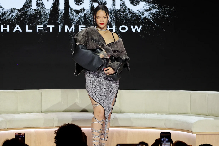 Rihanna en conférence de presse pour le Super Bowl LVII Halftime Show / Mike Coppola/Getty Images