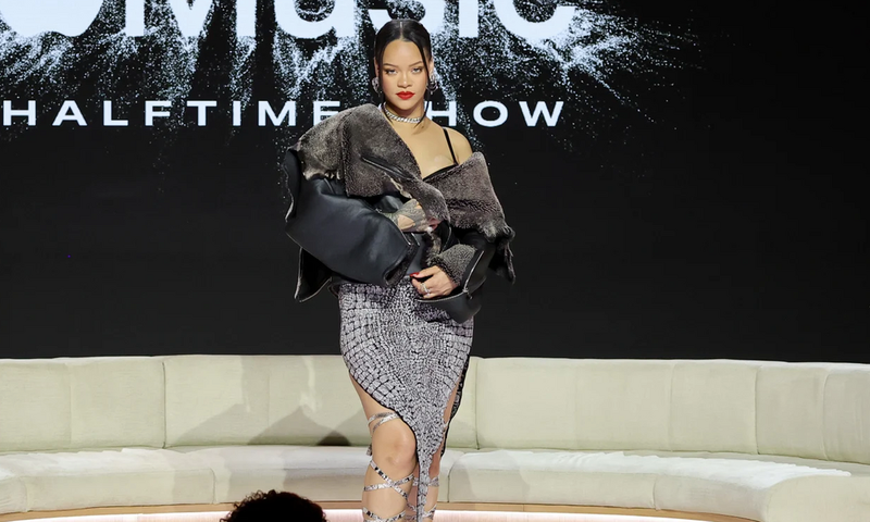 Rihanna en conférence de presse pour le Super Bowl LVII Halftime Show / Mike Coppola/Getty Images