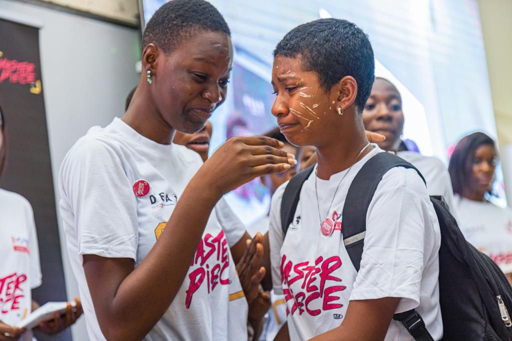 Des candidates heureuses qui pleurent d'émotions