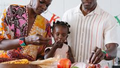 Parents d'élèves préparant leur enfant pour son premier jour d'école