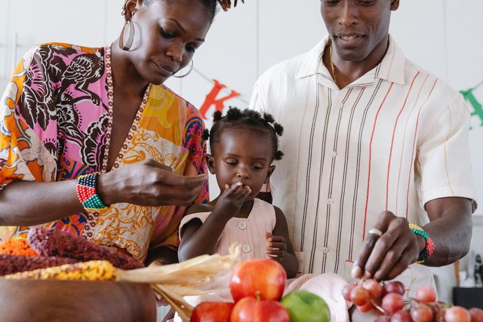 Parents d'élèves préparant leur enfant pour son premier jour d'école