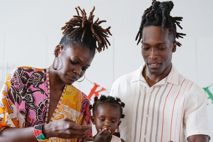 Parents d'élèves préparant leur enfant pour son premier jour d'école