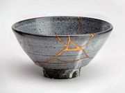 Un vaste réparé à l'aide du Kintsugi