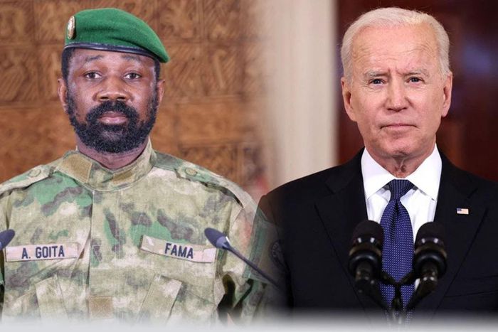 Biden (droite) et Assimi Goita