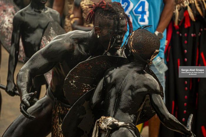 Les soldats en pays Zulu montrant toutes leurs forces