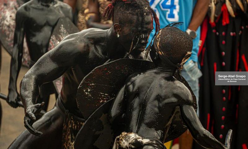 Les soldats en pays Zulu montrant toutes leurs forces