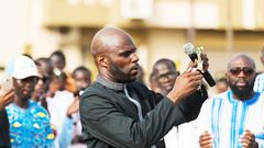 Kémi Séba brûle son passeport français en plein meeting à Paris