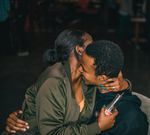 Un couple flirte / One Zone Studio