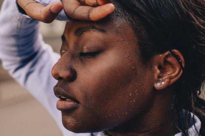 Une personne souffrant des effets de la chaleur